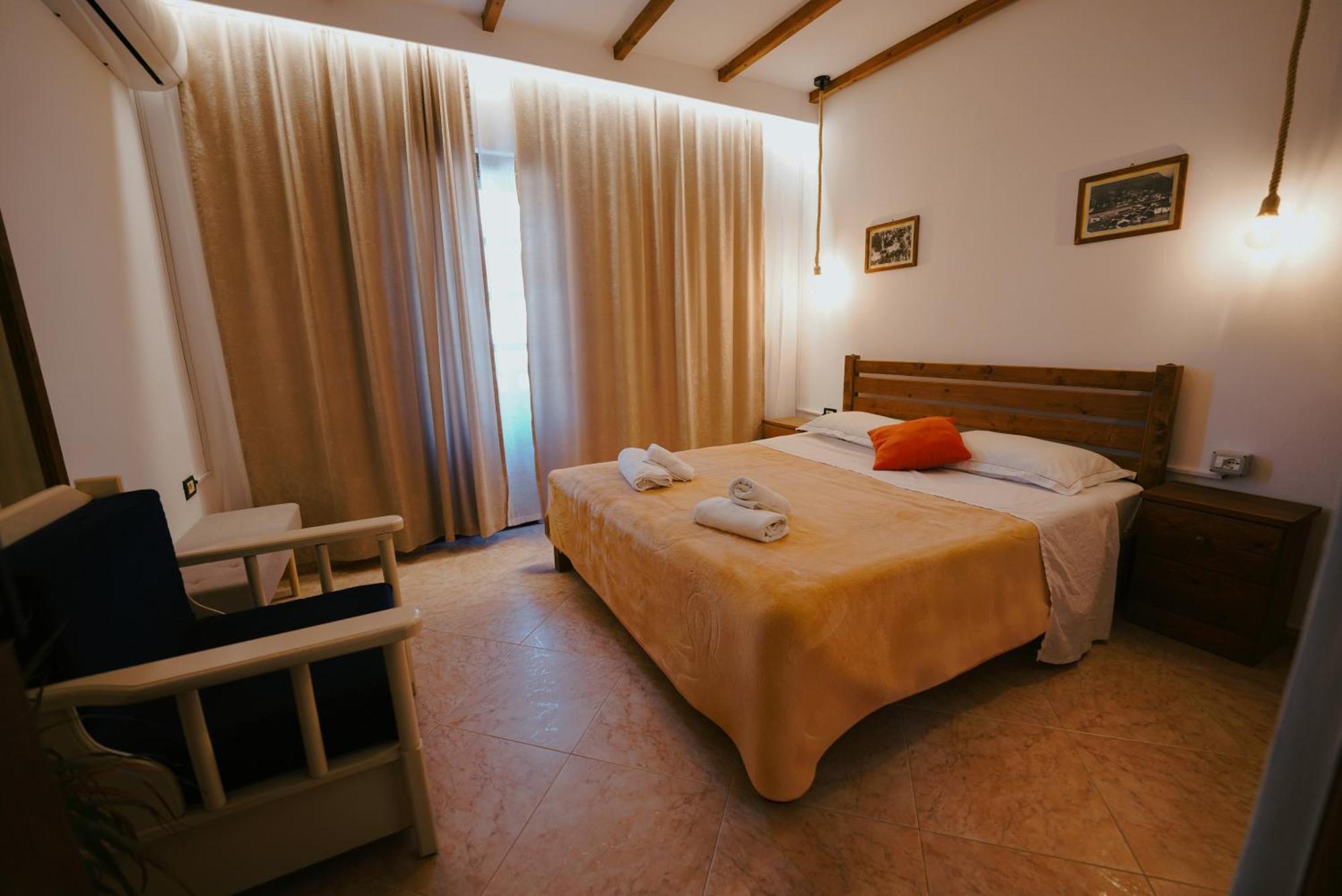 Maya Hostel Berat Eksteriør billede